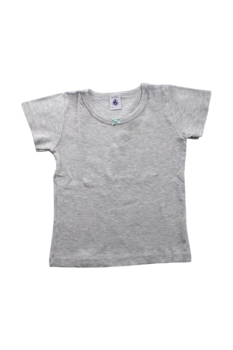 A Grey Short Sleeve T Shirts from Petit Bateau in size 4T for girl. (Front View)