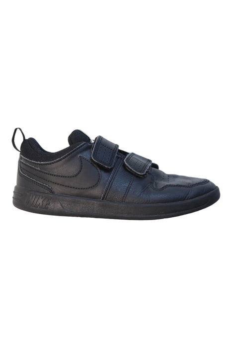 A Black Sneakers from Nike in size 7Y for boy. (Front View)