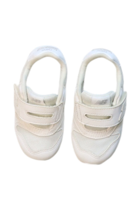 A White Sneakers from New Balance in size 3T for neutral. (Back View)