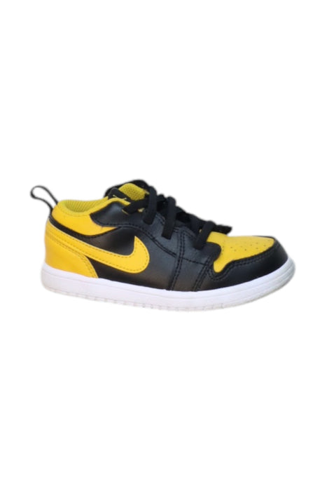 A Yellow Sneakers from Air Jordan in size 4T for boy. (Front View)