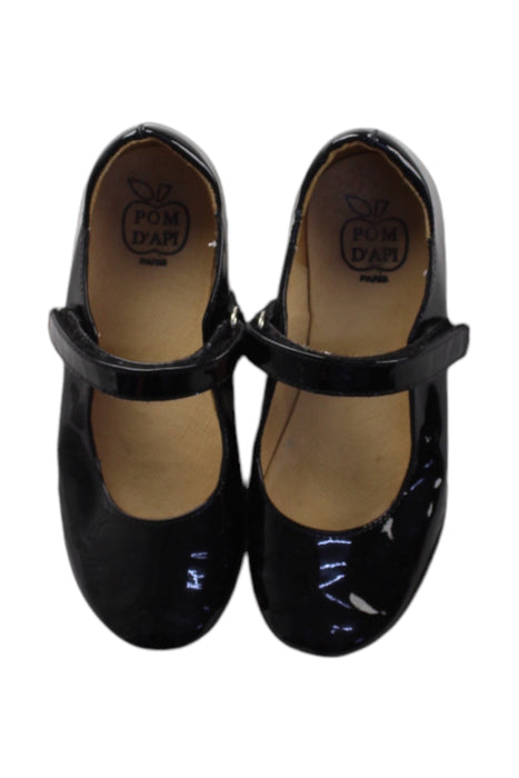 A Black Flats from Pom d’Api in size 5T for girl. (Back View)