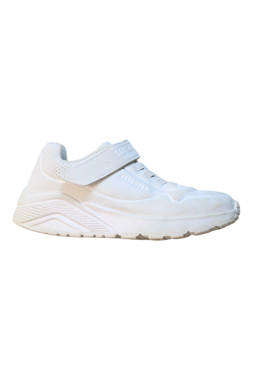 A White Sneakers from Skechers in size 6T for neutral. (Front View)