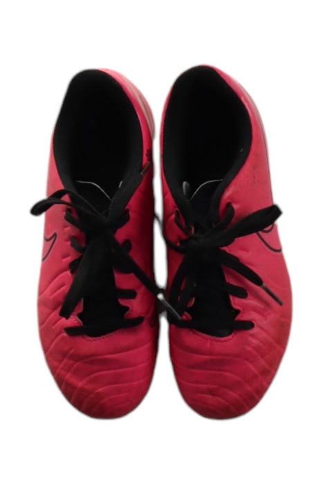 A Pink Cleats/Soccer Shoes from Nike in size 7Y for boy. (Back View)