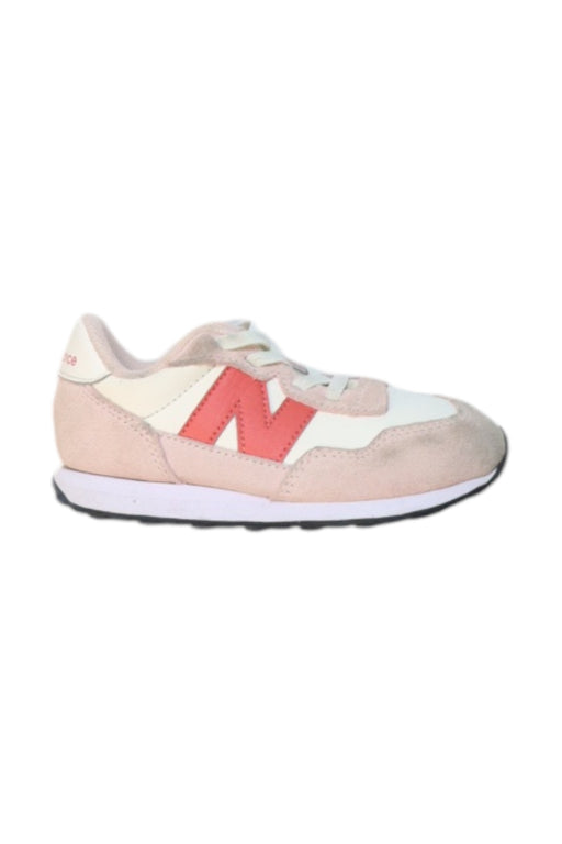 A Beige Sneakers from New Balance in size 4T for girl. (Front View)