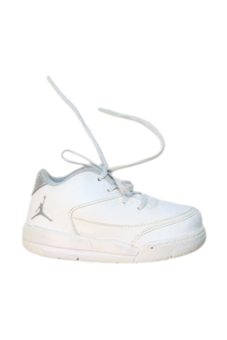 A White Sneakers from Air Jordan in size 18-24M for neutral. (Front View)