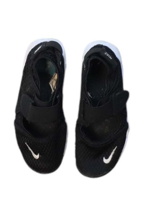 A Black Sandals from Nike in size 6T for boy. (Back View)