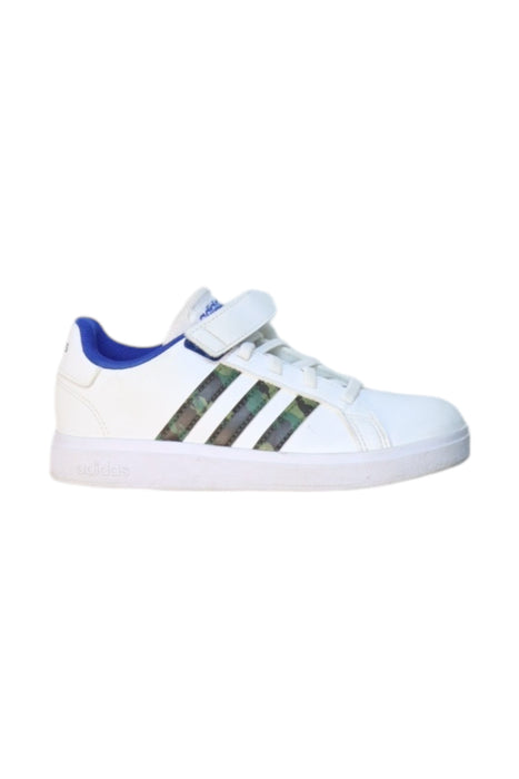 A White Sneakers from Adidas in size 6T for boy. (Front View)