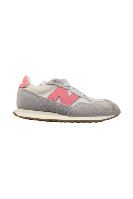 A Grey Sneakers from New Balance in size 4T for neutral. (Front View)