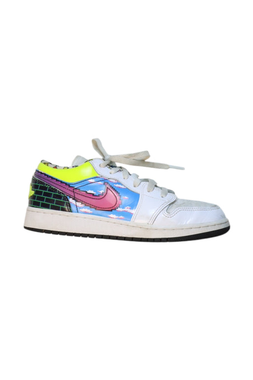 A Multicolour Sneakers from Nike in size 12Y for girl. (Front View)