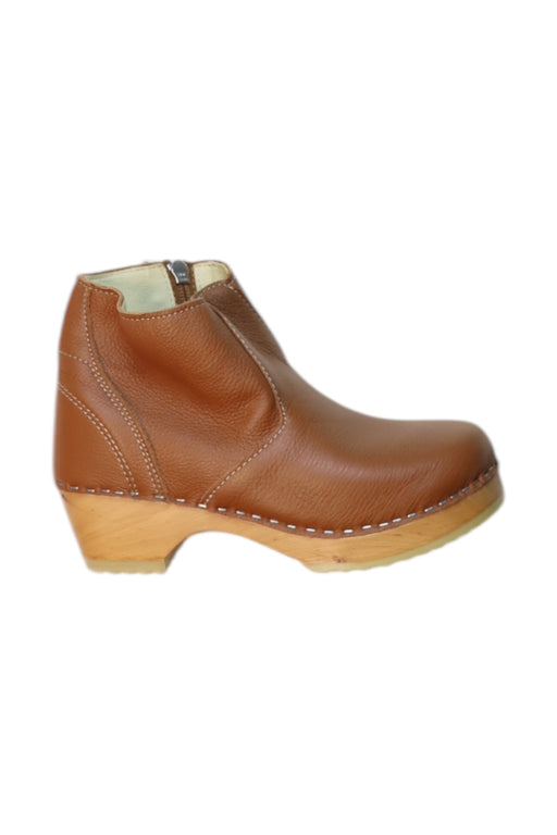 A Brown Casual Boots from Hanna Andersson in size 10Y for girl. (Front View)