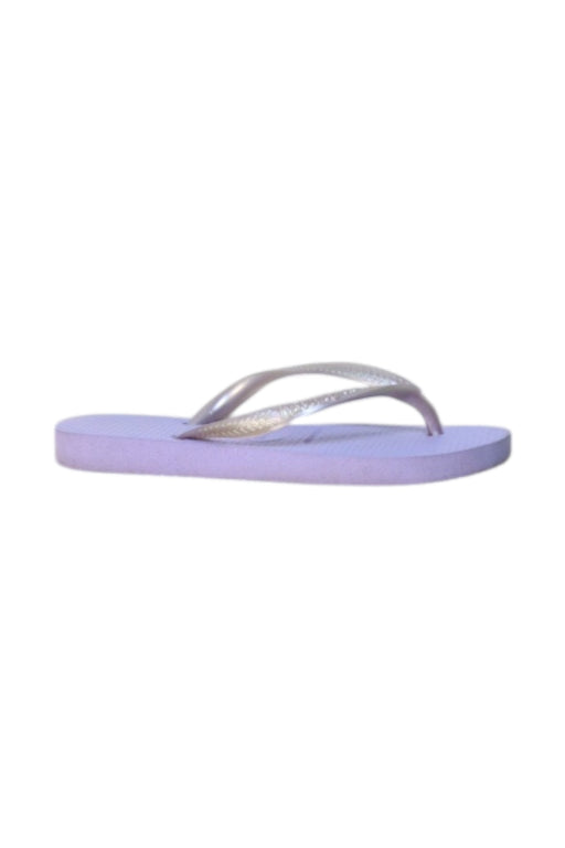 A Purple Flip Flops from Havaianas in size 5T for girl. (Front View)