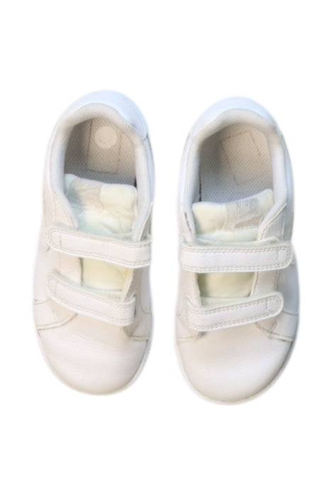 A White Sneakers from Nike in size 4T for neutral. (Back View)