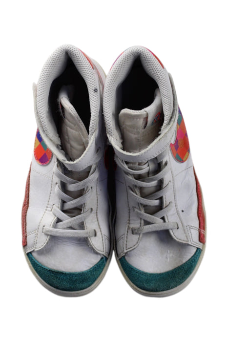 A Multicolour Sneakers from Nike in size 7Y for neutral. (Back View)