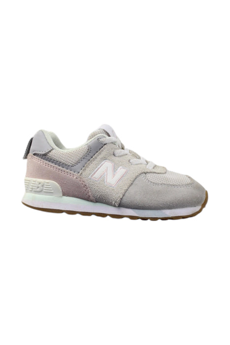 A Grey Sneakers from New Balance in size 3T for neutral. (Front View)
