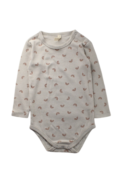 A Grey Long Sleeve Bodysuits from Quincy Mae in size 18-24M for neutral. (Front View)