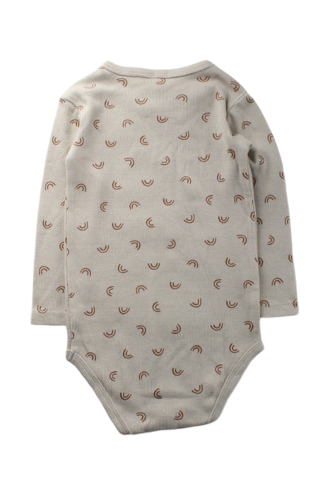 A Grey Long Sleeve Bodysuits from Quincy Mae in size 18-24M for neutral. (Back View)