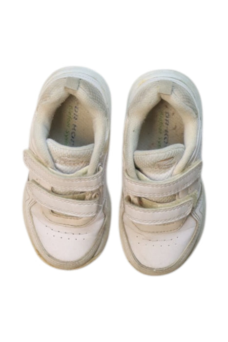 A White Sneakers from Dr. Kong in size 3T for neutral. (Back View)