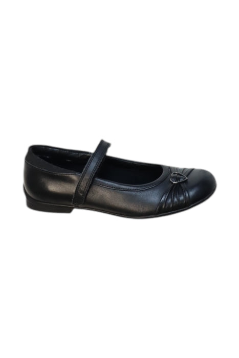 A Black Flats from Clarks in size 7Y for girl. (Front View)