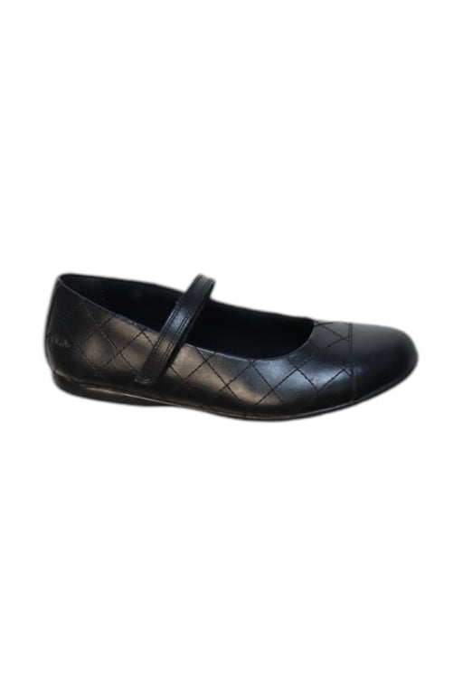 A Black Flats from Clarks in size 7Y for girl. (Front View)