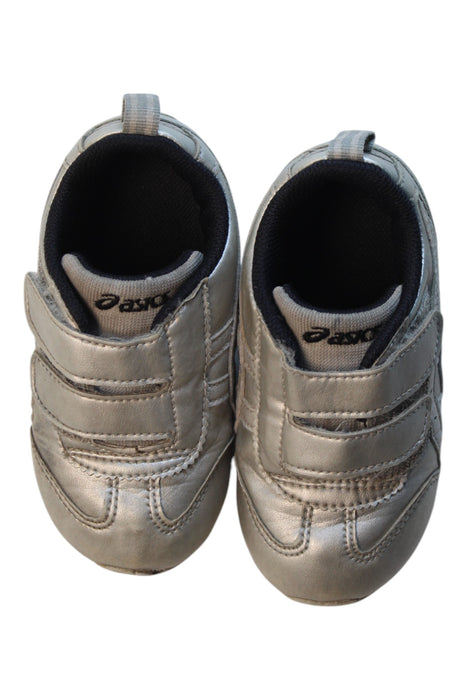 A Silver Sneakers from ASICS in size 3T for boy. (Back View)