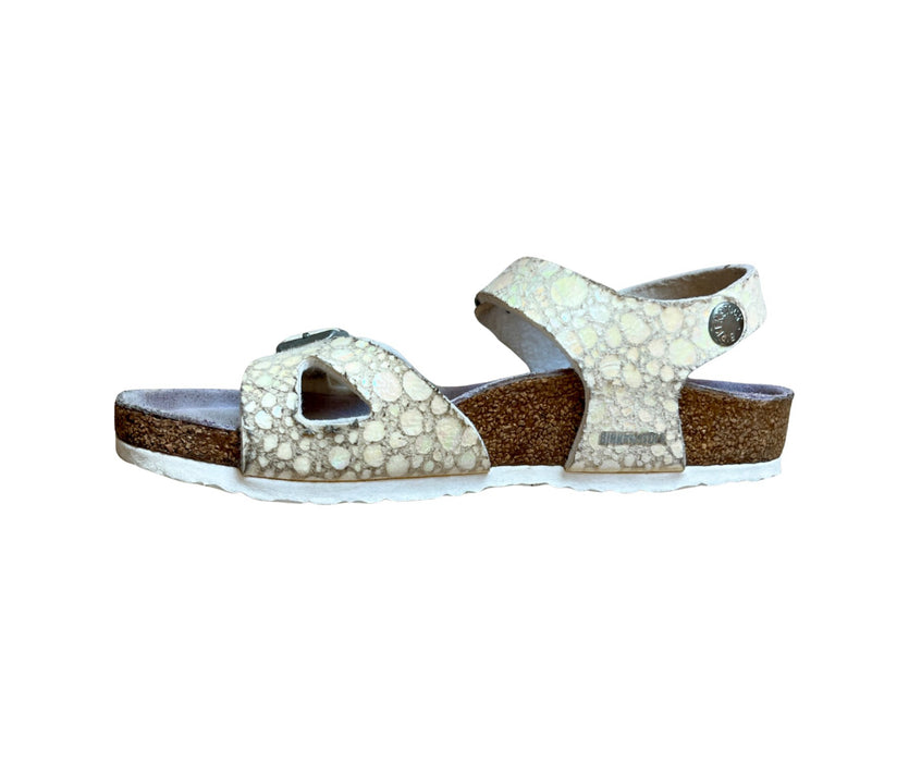 A Beige Sandals from Birkenstock in size 6T for girl. (Back View)