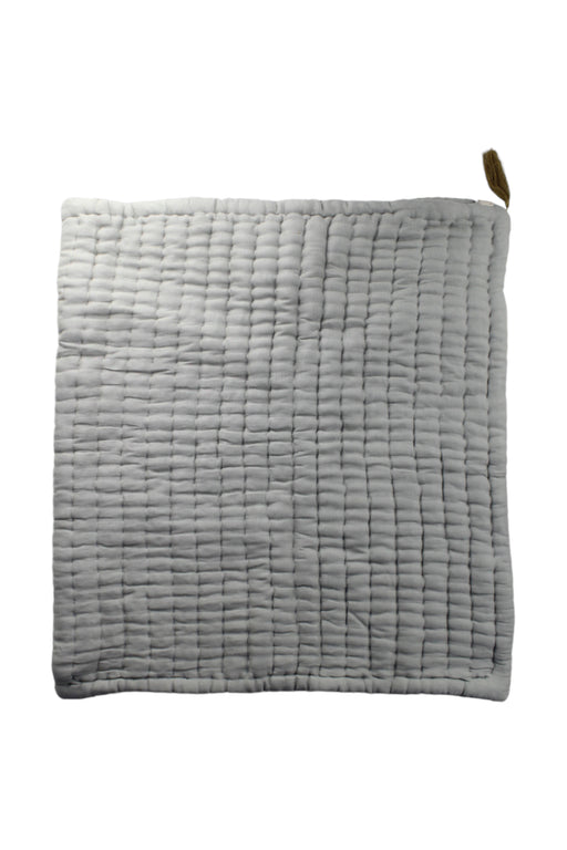 A White Blankets from Numero 74 in size O/S for neutral. (Front View)