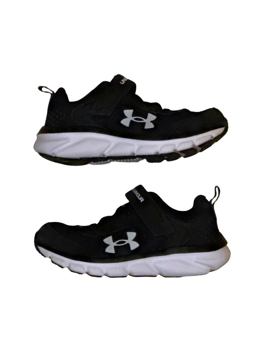 A Black Sneakers from Under Armour in size 5T for neutral. (Front View)