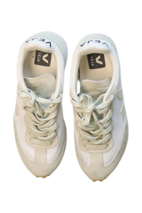 A White Sneakers from Veja in size 11Y for neutral. (Back View)