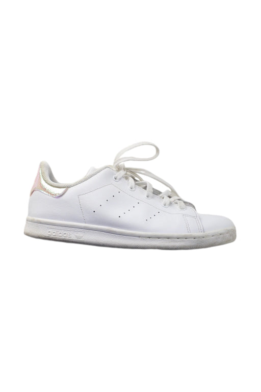 A White Sneakers from Adidas in size 10Y for neutral. (Front View)