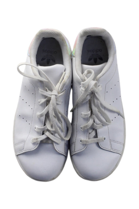 A White Sneakers from Adidas in size 10Y for neutral. (Back View)