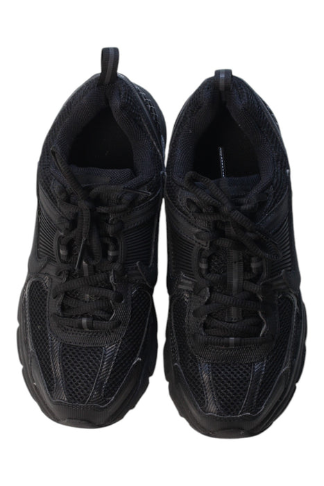 A Black Sneakers from Nike in size 9Y for boy. (Back View)