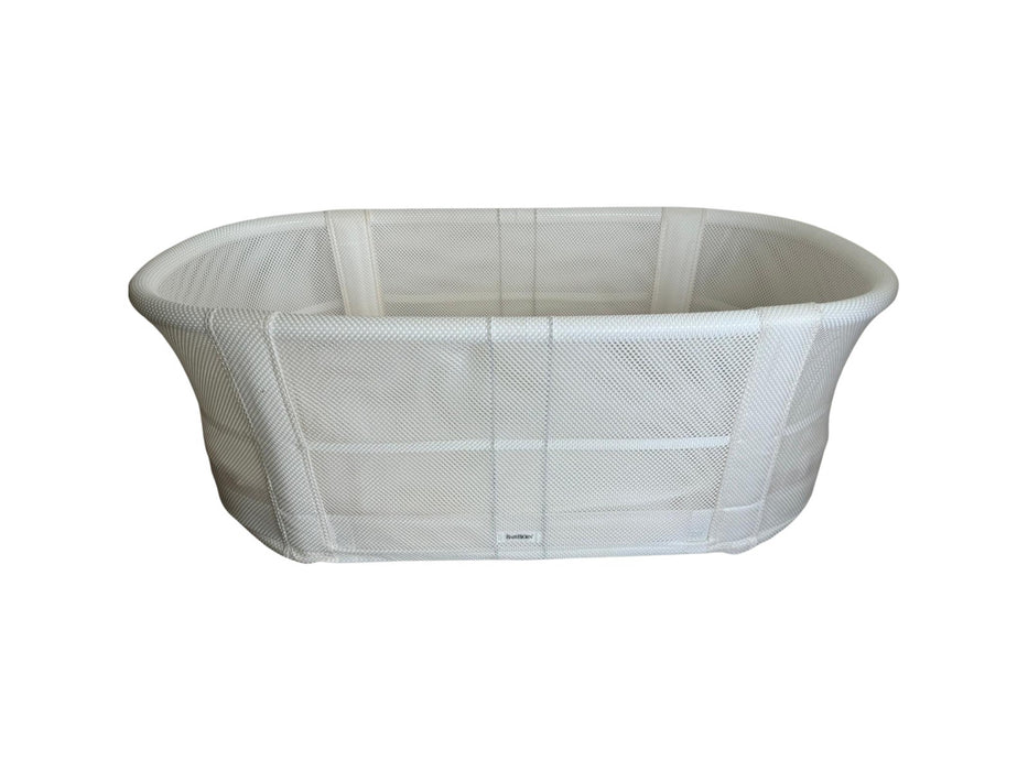 A White Comforters & Duvet Covers from BabyBjorn in size Newborn for neutral. (Front View)