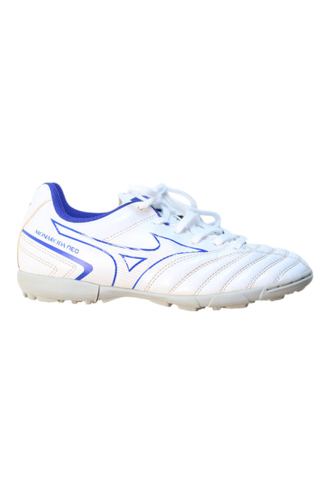 A White Cleats/Soccer Shoes from Miki House x Mizuno in size 10Y for neutral. (Front View)