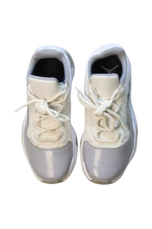 A White Sneakers from Air Jordan in size 11Y for neutral. (Front View)