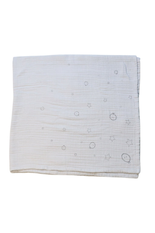 A Ivory Blankets from Mori in size O/S for neutral. (Front View)