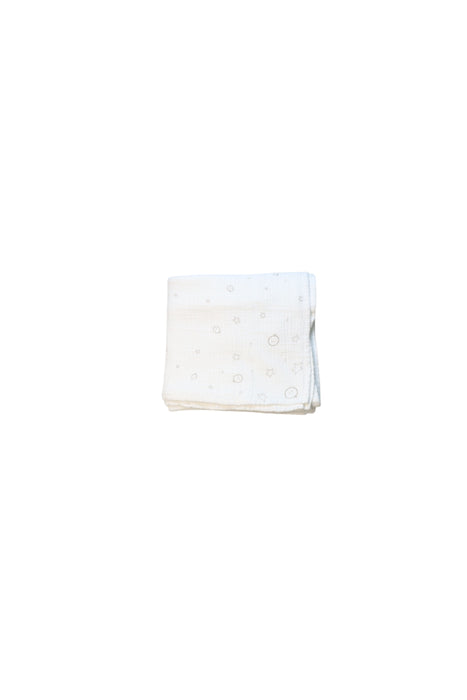 A White Blankets from Mori in size O/S for neutral. (Front View)