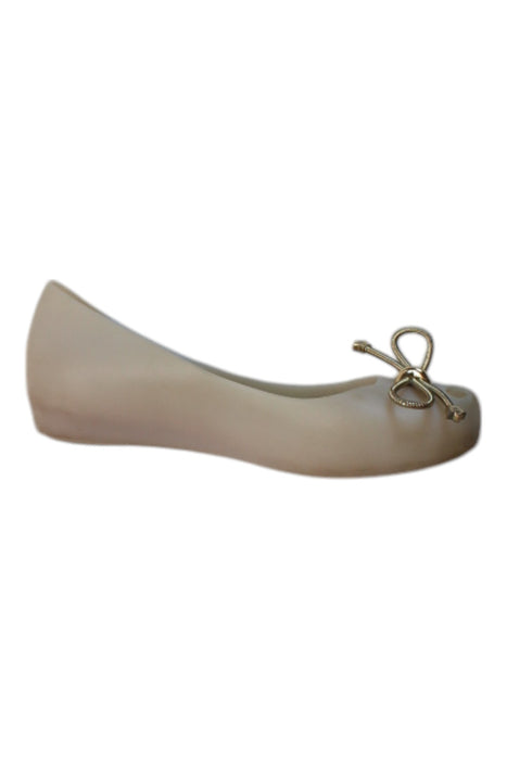 A Beige Flats from Melissa in size 6T for girl. (Front View)