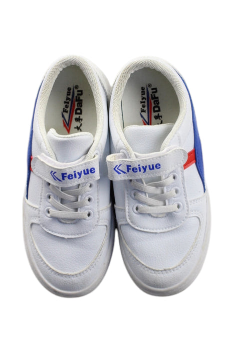 A White Sneakers from Feiyue in size 6T for neutral. (Back View)