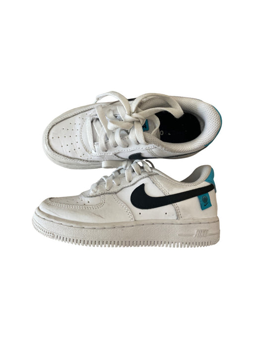 A White Sneakers from Nike in size 5T for neutral. (Front View)