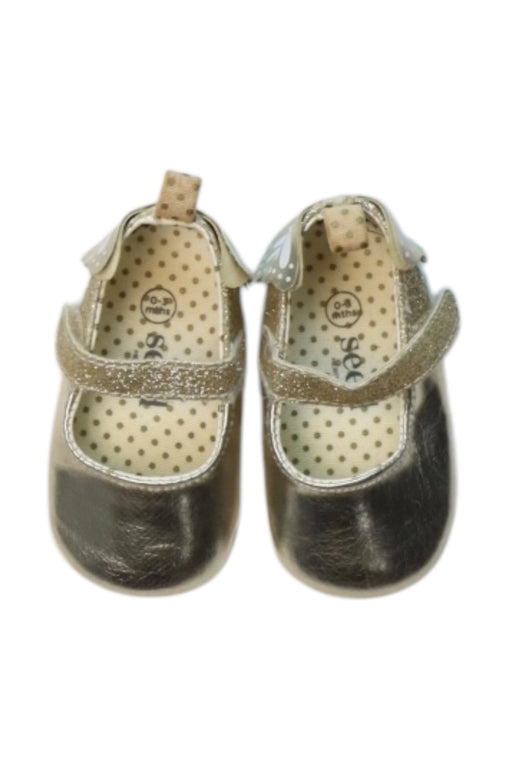 A Gold Flats from Seed in size Newborn for girl. (Front View)