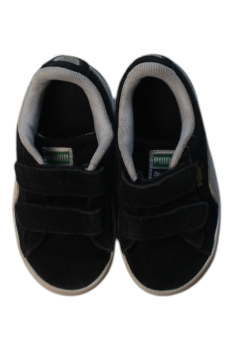 A Black Sneakers from Puma in size 4T for boy. (Back View)