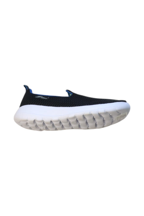 A Black Sneakers from Skechers in size 7Y for neutral. (Front View)