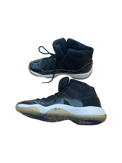 A Black Sneakers from Nike in size 11Y for neutral. (Front View)