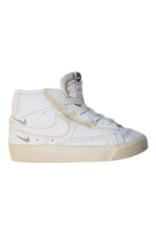 A White Sneakers from Nike in size 18-24M for boy. (Front View)