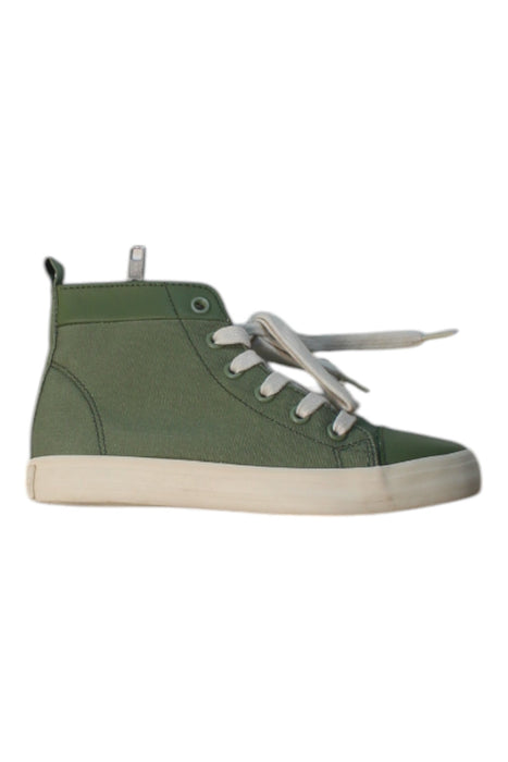 A Green Sneakers from Country Road in size 5T for boy. (Front View)