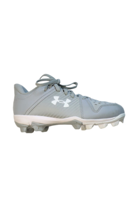 A Grey Cleats/Soccer Shoes from Under Armour in size 9Y for neutral. (Front View)