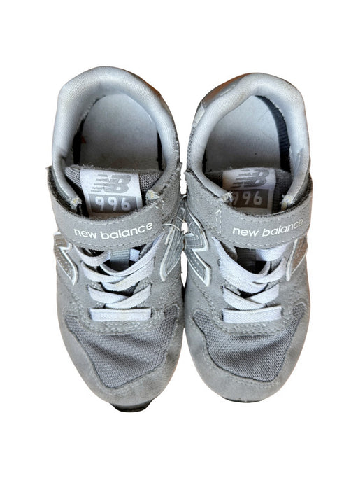 A Grey Sneakers from New Balance in size 6T for neutral. (Front View)