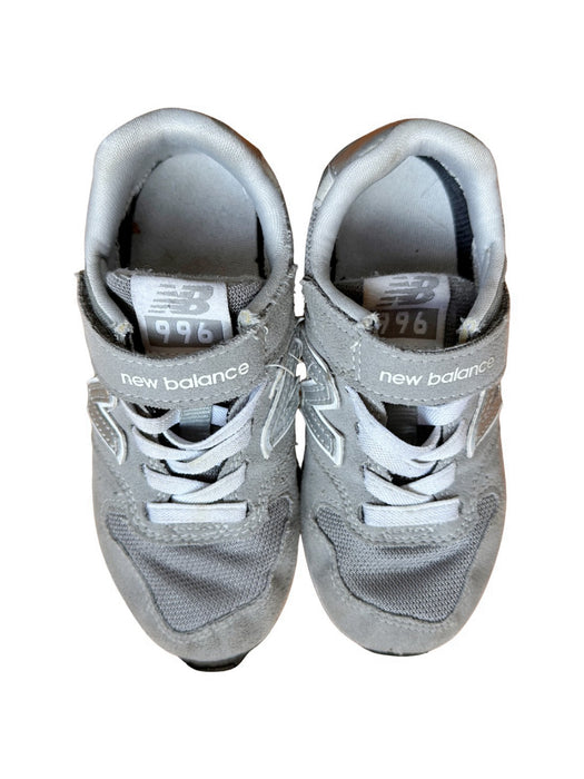A Grey Sneakers from New Balance in size 6T for neutral. (Front View)