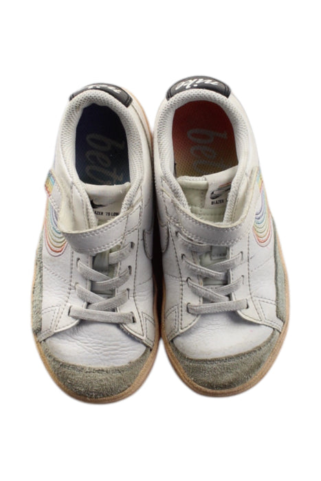 A White Sneakers from Nike in size 5T for neutral. (Back View)