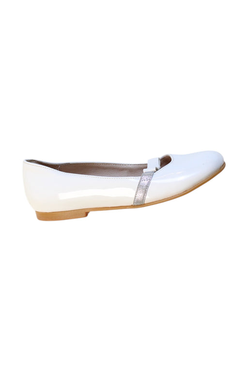 A White Flats from Jacadi in size 5T for girl. (Front View)